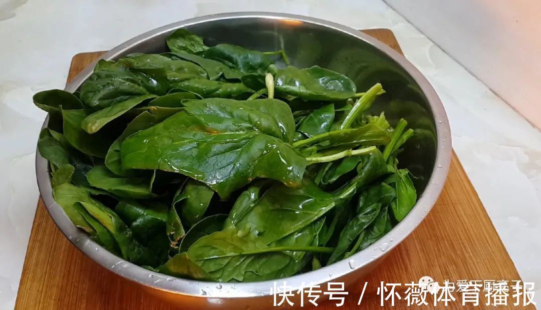菠菜|这菠菜做法真香,不煮不炒不凉拌,既是菜又是饭,学会自己当老板
