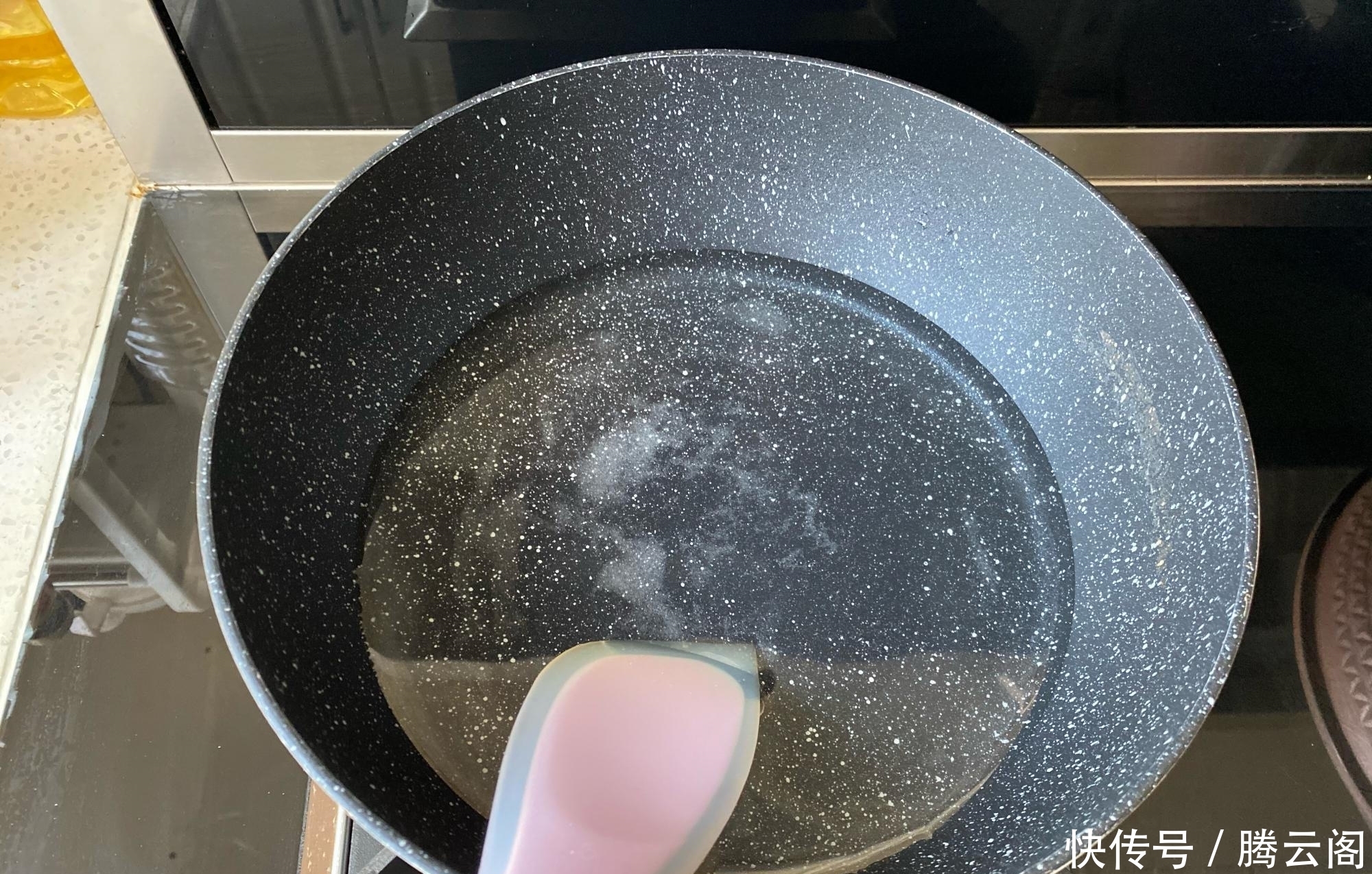 炸糖糕时,第1步直接开水烫面就错了,多加这1步糖糕空心不破皮