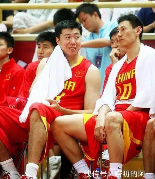 中国篮球两位名宿，李楠和朱芳雨，谁的生涯成就更高？|长文 | 李楠
