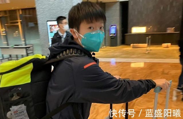 冠军|女单冠军孙颖莎回国,身边竟然无教练陪伴,英雄会被放养吗!