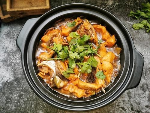 无论炖什么鱼，都不能放这2种调料，不然鱼腥味更重！