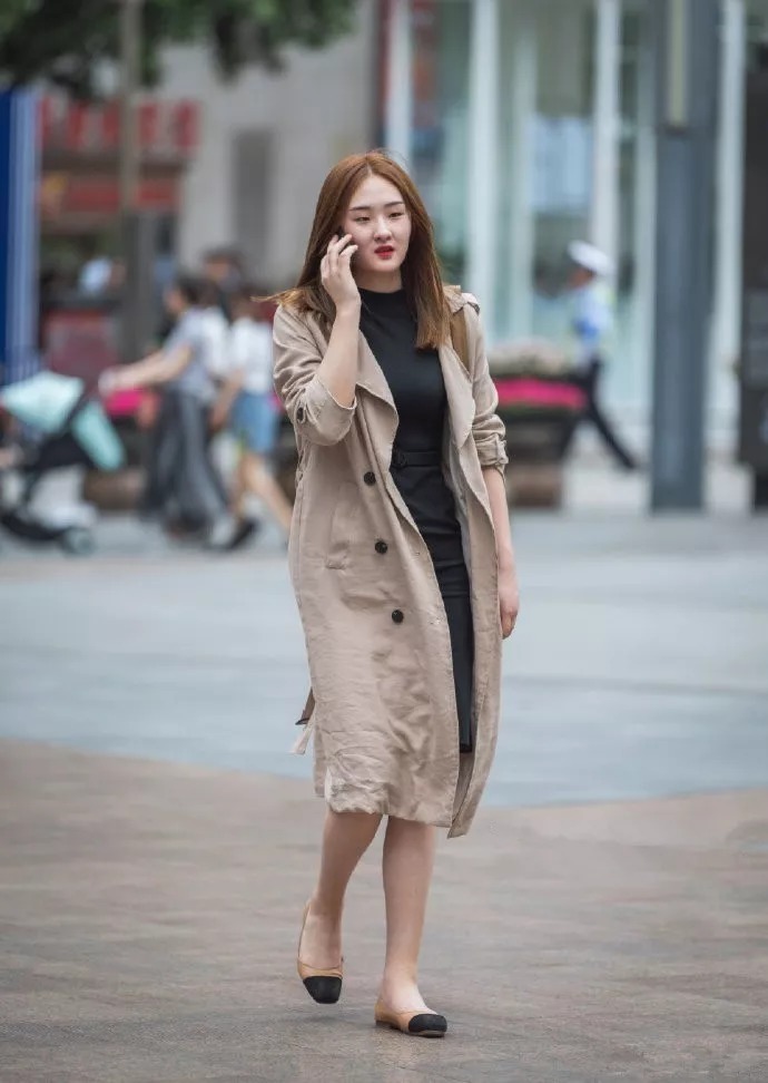 街拍时尚：女生搭配高跟鞋，出街的时候更有女人味