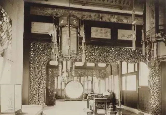 席地|1901年皇宫荒草齐腰深，太监席地而睡