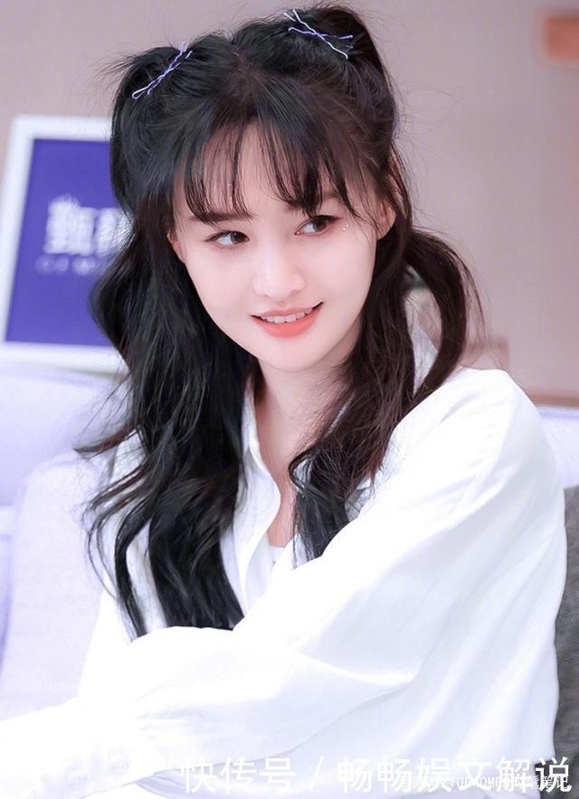 俏皮波浪卷配淡蓝百褶裙,认真营业的爽妹子,太可人了!