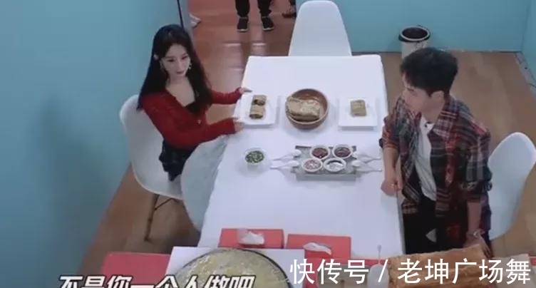 王一博|《街舞4》队长展厨艺，王一博独居吃手抓饼，韩庚婚后常下厨