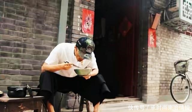 炸酱面|谢霆锋穿拖鞋现身胡同,大口吃炸酱面,下饭菜是红烧肉
