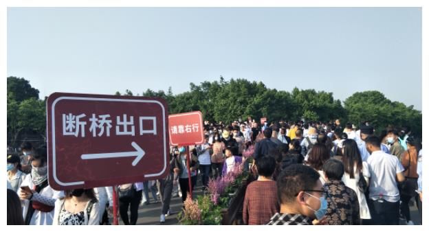 五一假期人山人海，这些景区彻底堵了，网友：这是看人去的