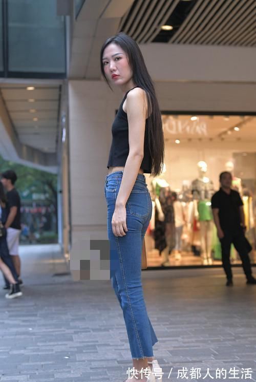 牛仔裤|美女这双大长腿太漂亮了,搭配牛仔裤更显修长