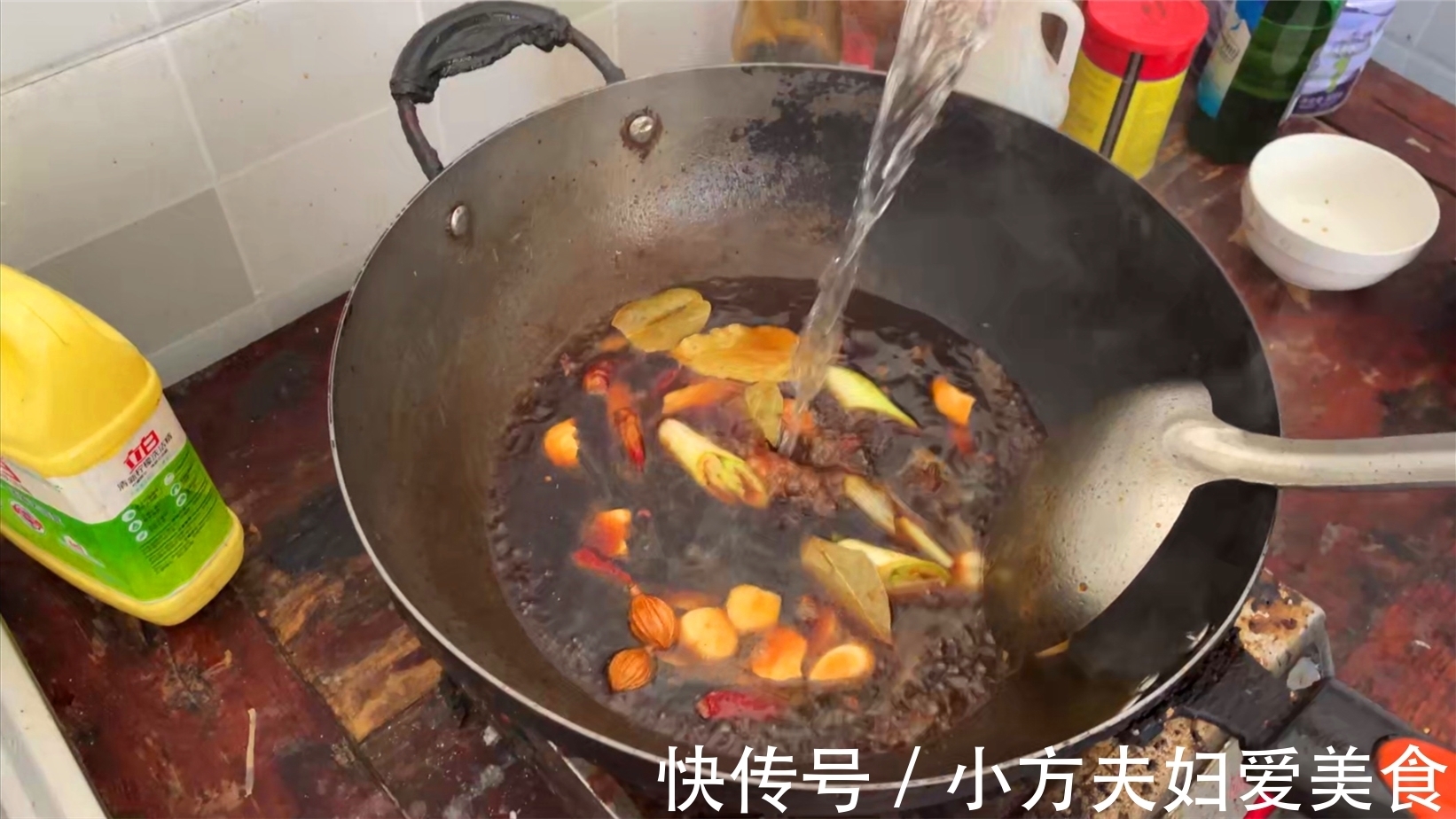 小方秘制红烧肉，色泽诱人肥而不腻，比饭店里做的都好吃！