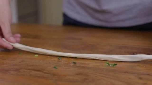 油酥|排队4个小时才能吃到的网红葱油饼,只要简单几步在家就能做