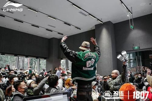 鞋面暗藏热成像黑科技，国潮联手带你领略“少不入川”的魅力