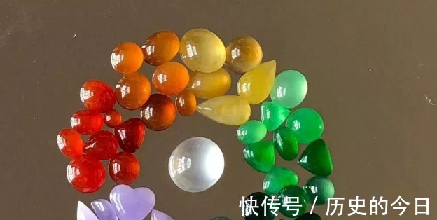 翡翠戒指 到底应该怎么样，挑选到合适自己的翡翠戒指一起来了解吧！