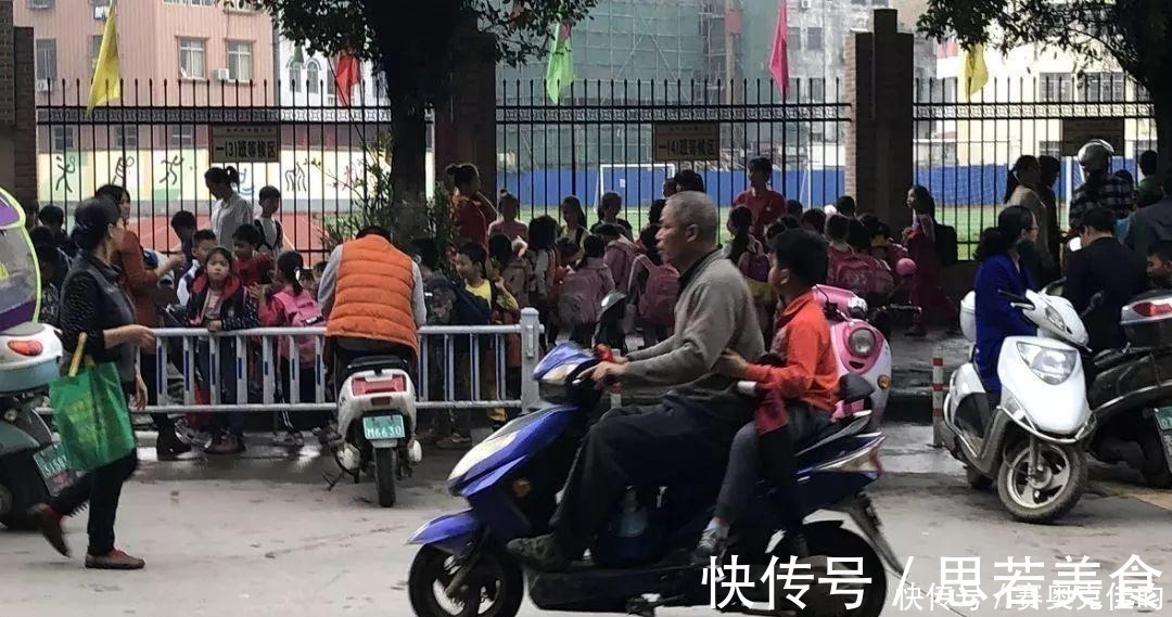 爸爸|放学爸爸接还是妈妈接,直接看出孩子家庭教育情况,准确率很高