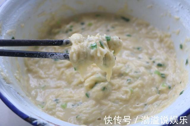 外酥里嫩的早餐饼，2个土豆3个蛋煎一煎，一上桌就被孩子扫光