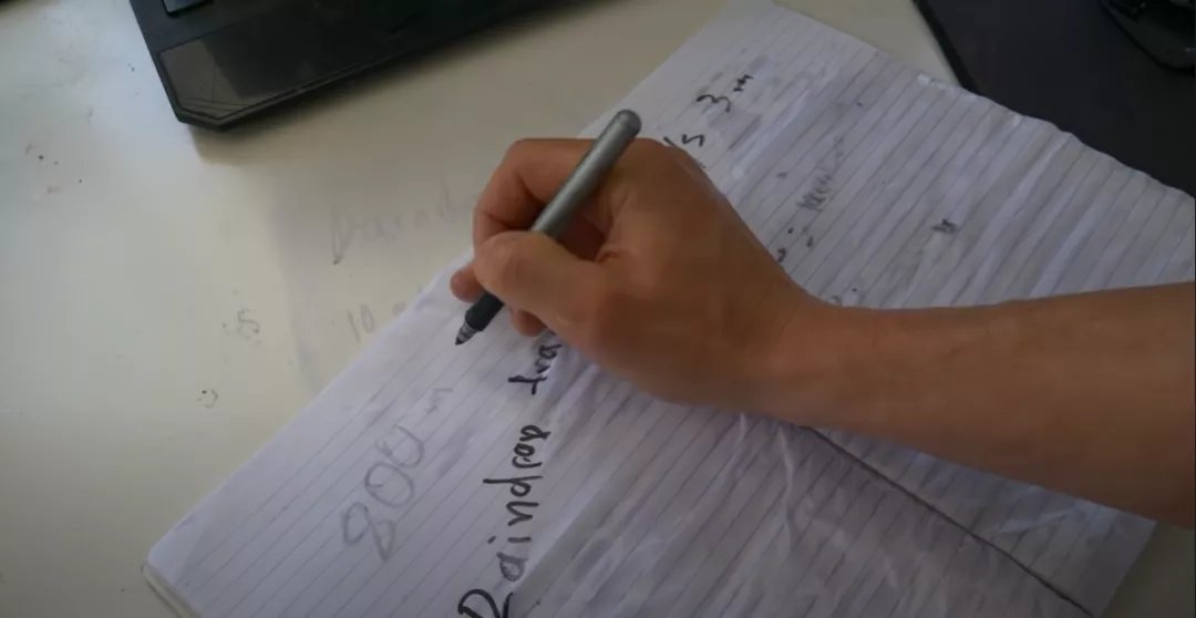 阿列克萨|为了验证商场测体温是不是形式,油管博主把脑门捂到48度