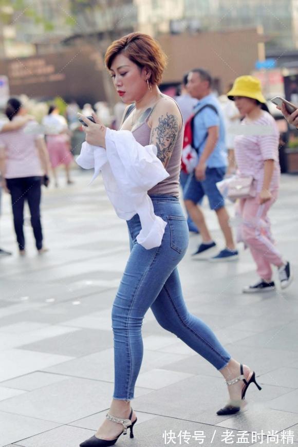 穿搭 辣妈身材不高,却穿搭的比例协调,吊带衫配牛仔裤,美的成熟高挑