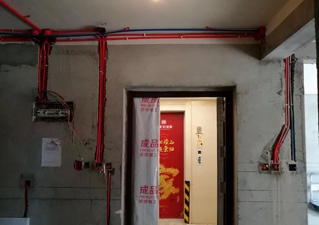 老师傅|家装装修,水电走顶还是走地?我家后悔装错了,差点给骗光钱了