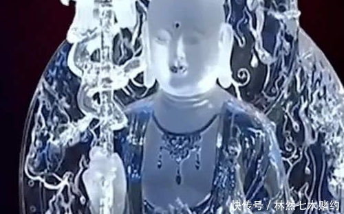 女子拿家中的菩萨去鉴宝,专家关灯后用光一照,直言:不用鉴定了