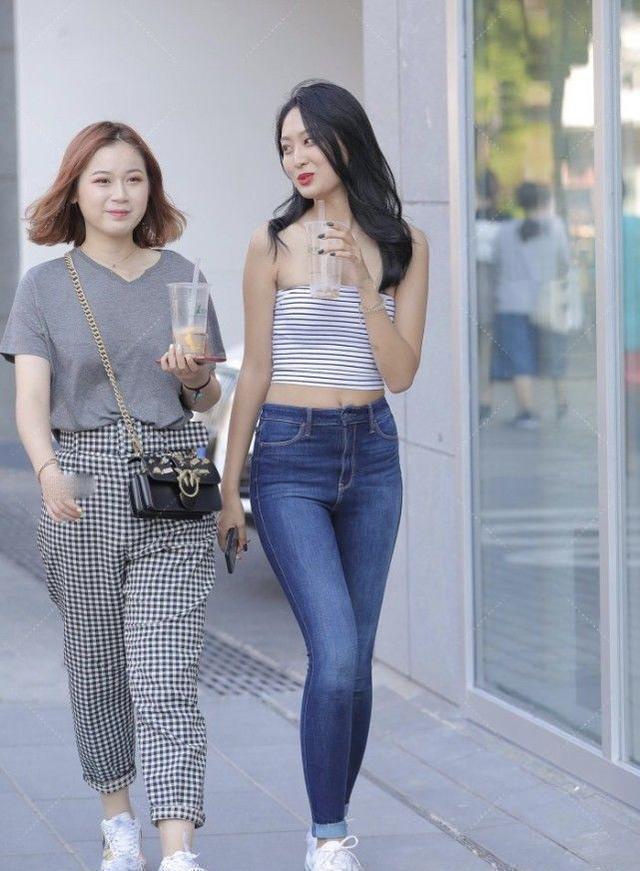 一套条纹胸衣吸引了路人的眼球,而经典的高腰牛仔裤则突出了长腿