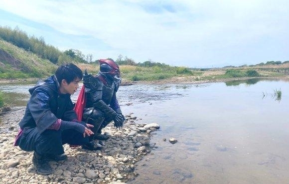 成年|假面骑士圣刃:官网信息特辑,成年露娜形象公开,芽衣演唱背景曲