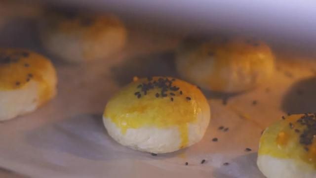 中筋面粉|别人为吃它排几个小时队，我自己在家做，皮薄馅大，酥到掉渣