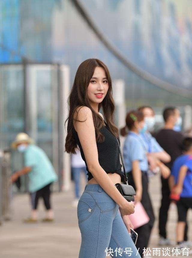 肩带 牛仔打底裤搭配白色上衣,拉长了腰线,散发出不同的韵味