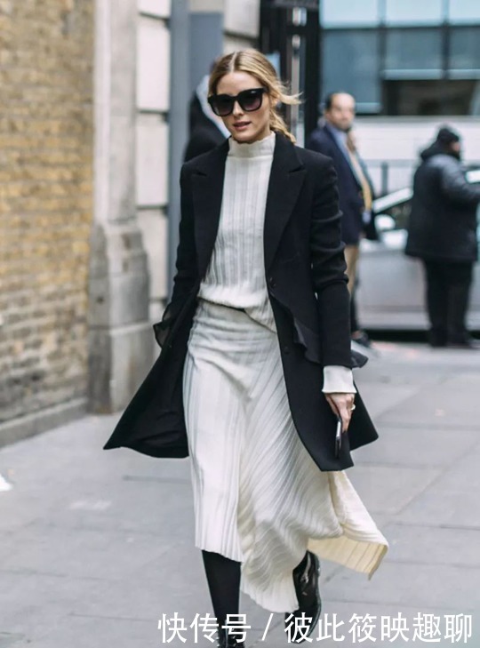 羽绒服|今年秋冬流行“针织裙”,显高时髦还抢镜,搭配羽绒服大衣都好看