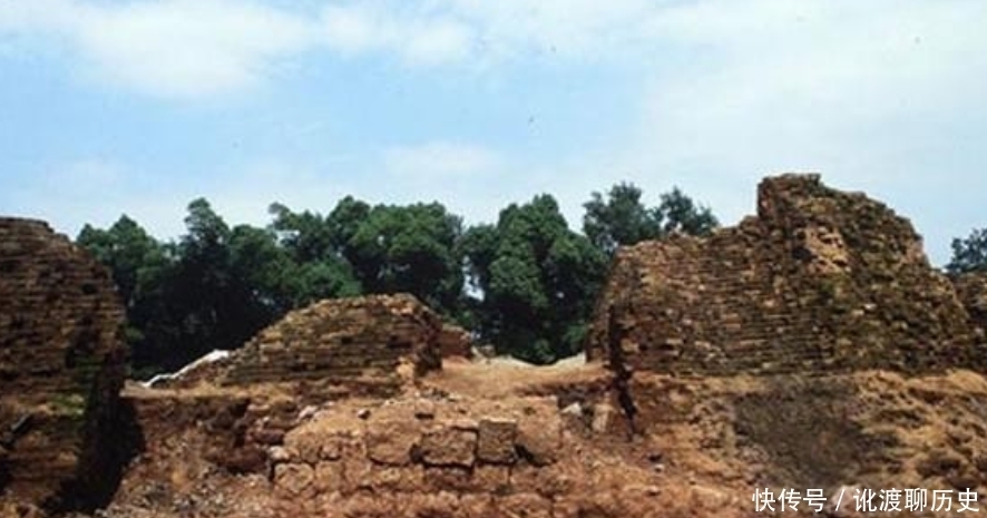 雷峰塔地宫发掘老照片:没发现传说中的白蛇,却发掘出了大量珍贵文物
