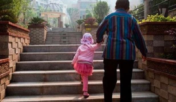 乡下奶奶|双胞胎女儿,一个乡下奶奶带一个宝妈带,4年后再相聚差距明显