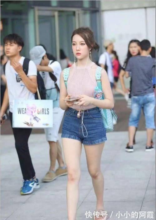 搭配|街拍小姐姐绿色针织衫搭配休闲牛仔裤,给人一种美丽优雅的感觉