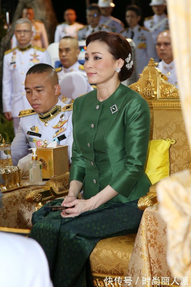 造型|苏提达晒最新漫画好得意！蓝裙造型确实美，诗妮娜好久没有亮相了