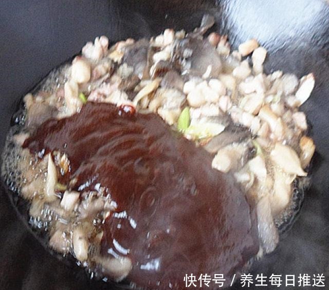 蘑菇肉丁炸酱面，炸酱面没人不爱吃吧