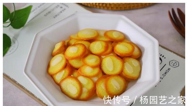 黄油|2个蛋清加1勺面粉,不用打发拌匀就能烤,一口一个嘎嘣脆,太香