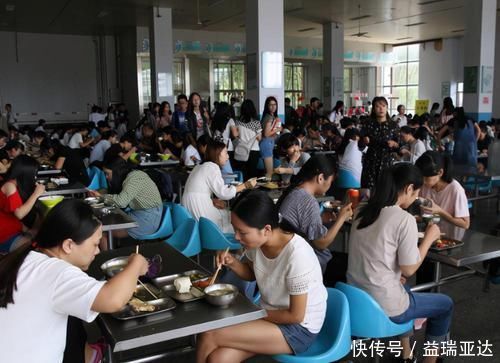 食堂|孩子大学生活费每个月需要父母给多少？老师：没必要给这么多