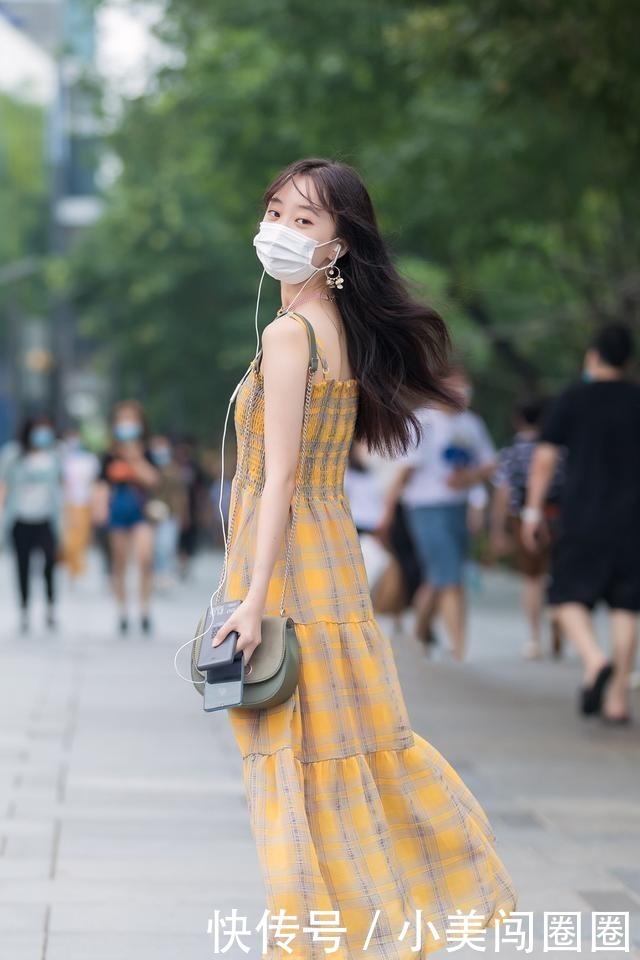 紧身|连衣裙的打扮好看又是上镜，充满女性魅力风情，干净利落