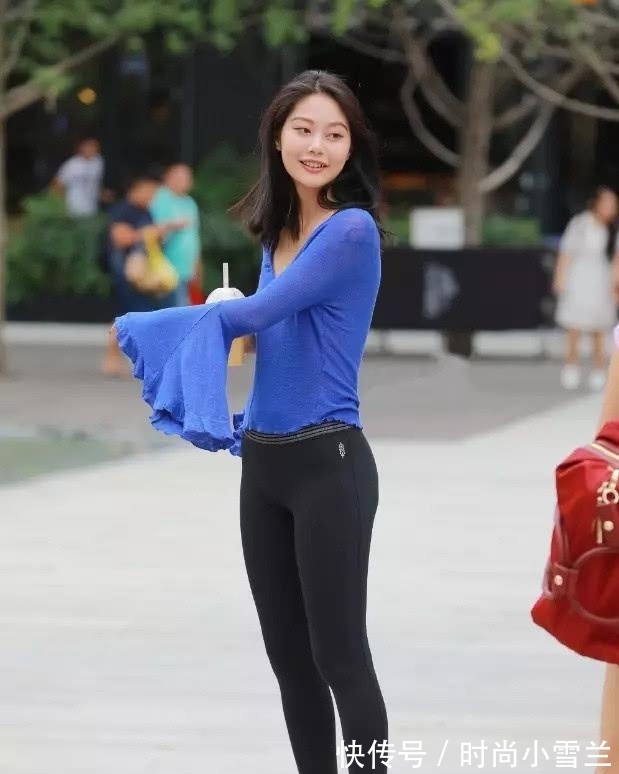 水蓝色 水蓝色蝙蝠衣搭配黑色瑜伽裤,薄款设计,清凉十足