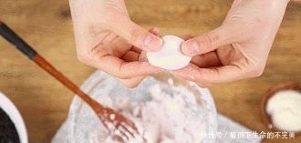 李雪琴:喝奶茶像吃大米饭?可年轻人就好这口“八宝粥”!