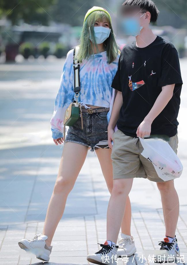 扎染|扎染圆领短款T恤搭配灰色牛仔短裤,年轻女孩的新潮服饰