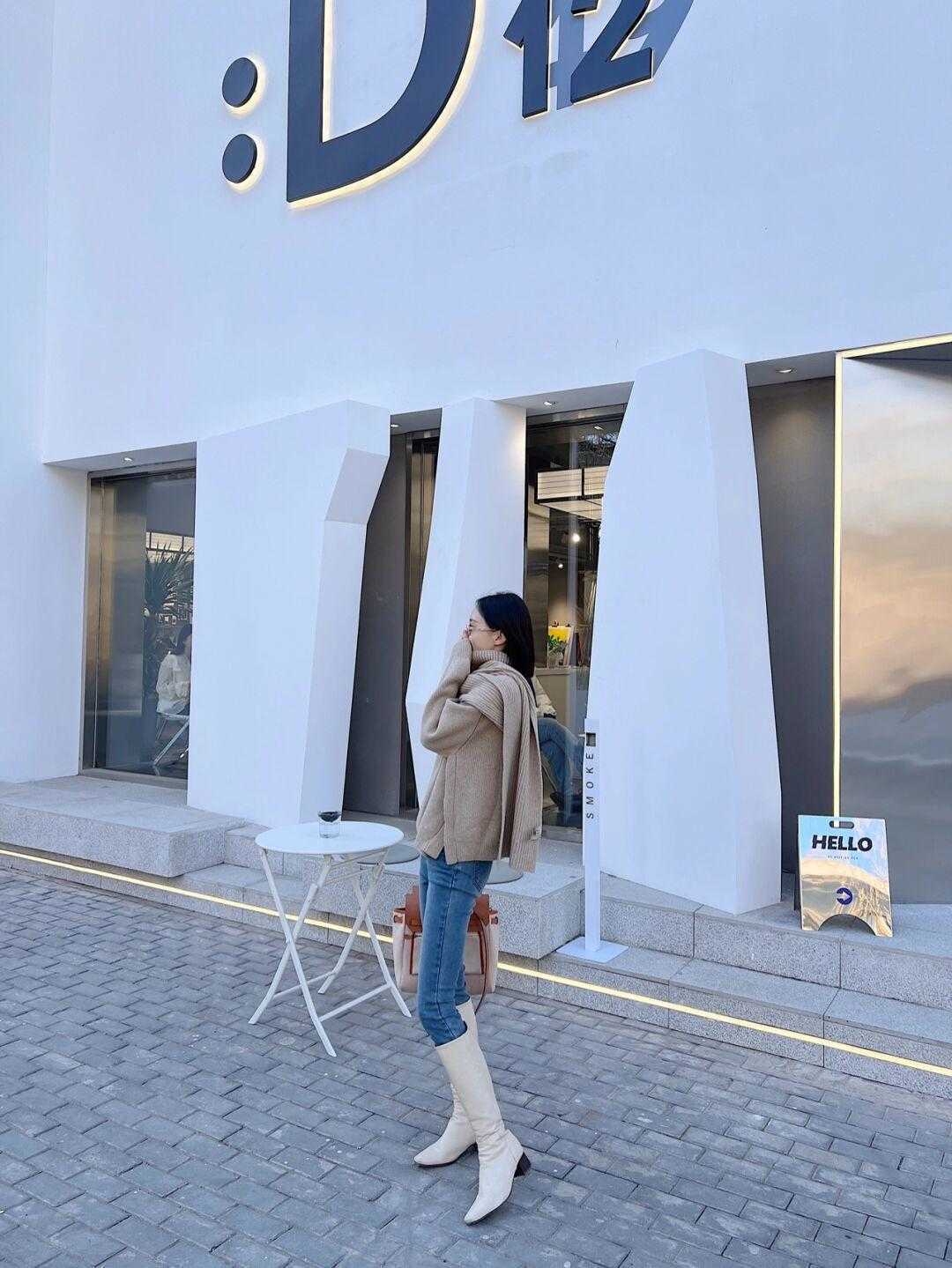 浪漫 牛仔裤真的很浪漫!用它搭配这四类上衣,完全不会暴露身材瑕疵