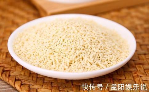 做菜时,鸡精中途放,还是出锅放?大厨:都不对,难怪味道不好吃