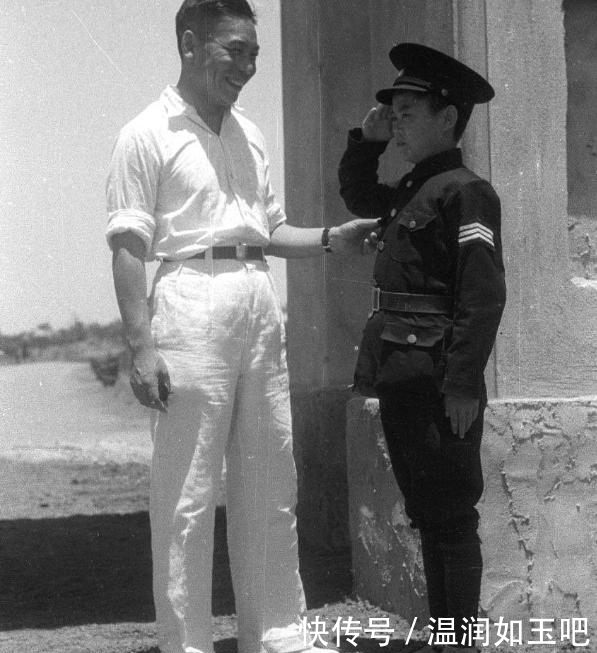 青年|警察殴打菜农,青年阻止时掏出名片,对方急问:你父亲是军委主席?