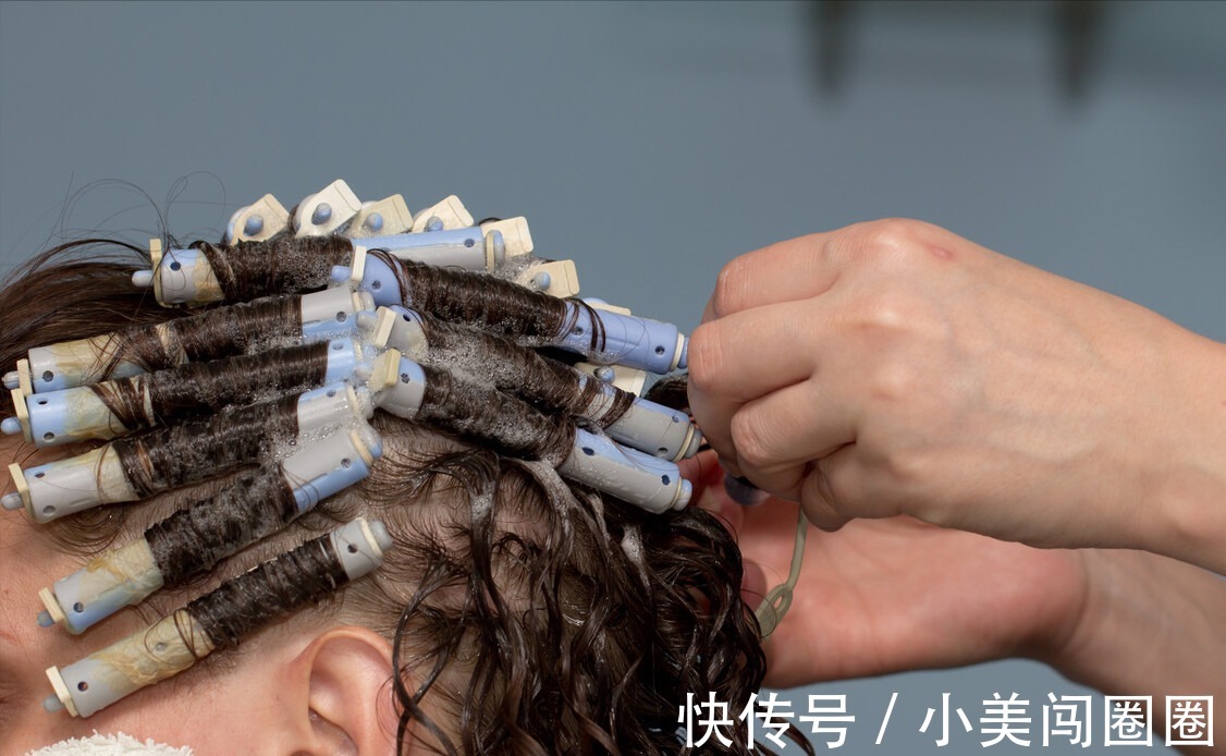 理发师 烫发一个月后头发就直了,烫发能保持多久了解这三点烫发不迷路