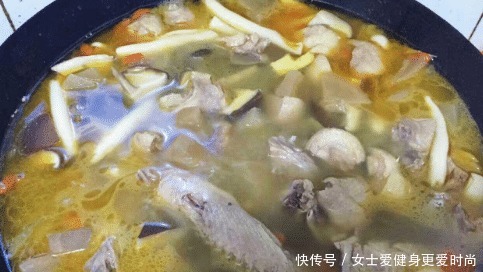  秋季的时|炖老鸭汤，焯水之后依旧腥味大！教你3招，肉质香嫩可口无腥味