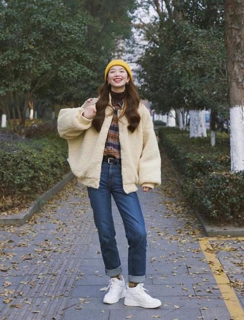 女人|女人穿衣要有品味,条纹衫、复古衬衫、针织衫,怎么搭配都好看