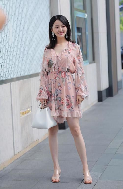 雪纺裙的美妙，让你穿出优雅的姿态，仙气十足又委婉动人