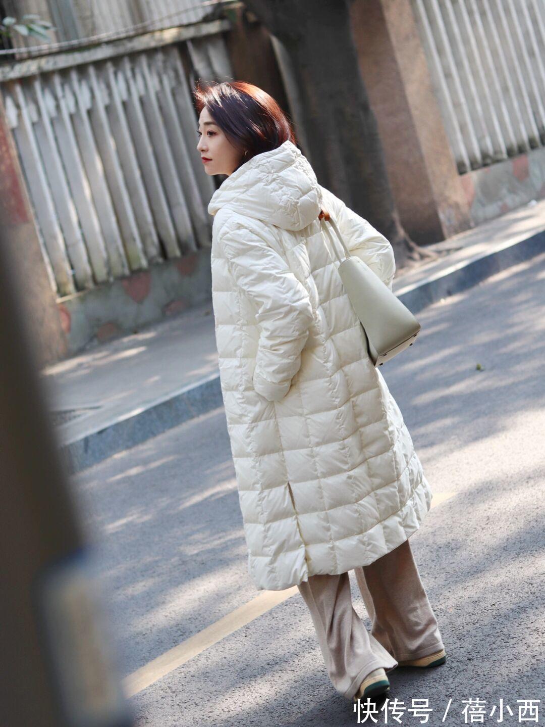 烟灰色|“长羽绒服”的高阶穿法来了,冬季选这4个颜色,显得年轻又优雅