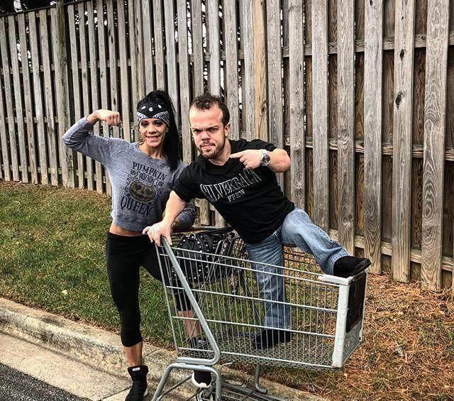 消防员|世界上最矮消防员,杠铃卧推220斤,他的肌肉不输正常人