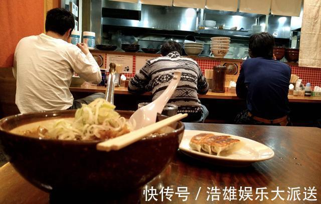 宝妈|''妈妈,我碗里有头发'',2位妈妈的不同反应,影响孩子一生