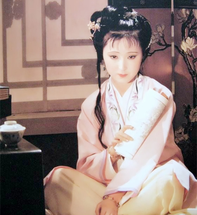 贾府@沉默寡言的迎春,却用这三个字称呼林黛玉,暴露了和她的真实关系