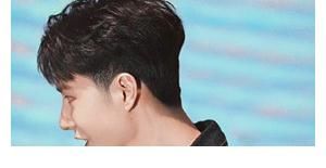 王一博S11總決賽特別舞臺(tái) 黑色皮衣太酷了